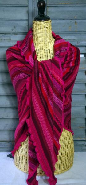 Invero Dreiecktuch Tiziana beere um die Schultern gelegt und geknotet auf Kleiderpuppe